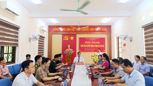 HỘI NGHỊ CÔNG BỐ CÁC QUYẾT ĐỊNH VỀ CÔNG TÁC CÁN BỘ