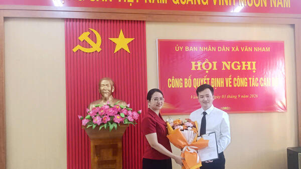 UBND xã Vân Nham tổ chức Hội nghị công bố Quyết định về công tác cán bộ.