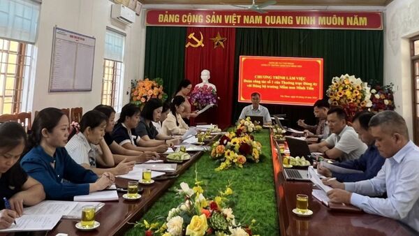 ĐẢNG ỦY XÃ VÂN NHAM LÀM VIỆC VỚI CÁC ĐẢNG BỘ TRƯỜNG HỌC MỚI THÀNH LẬP