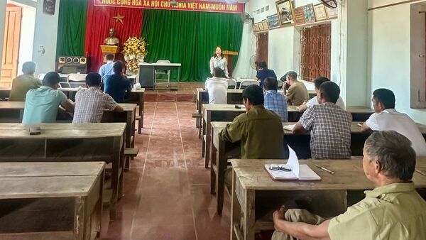 ĐỒNG CHÍ TRẦN HOÀI TRANG PHÓ BÍ THƯ THƯỜNG TRỰC  ĐẢNG ỦY XÃ VÂN NHAM  DỰ SINH HOẠT CHI BỘ THÔN ĐỒNG  KHU