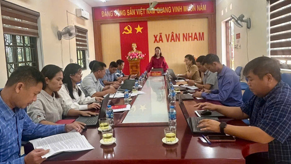 ĐỒNG CHÍ TRẦN HOÀI TRANG PHÓ BÍ THƯ THƯỜNG TRỰC ĐẢNG ỦY LÀM VIỆC VỚI CÁC CƠ QUAN THAM MƯU, GIÚP VIỆC ĐẢNG ỦY VÀ ỦY BAN MTTQ VIỆT NAM XÃ VÂN NHAM