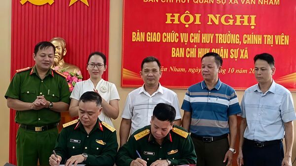 XÃ VÂN NHAM TỔ CHỨC HỘI NGHỊ BÀN GIAO CHỨC VỤ CHỈ HUY TRƯỞNG, CHÍNH TRỊ VIÊN BAN CHỈ HUY QUÂN SỰ XÃ