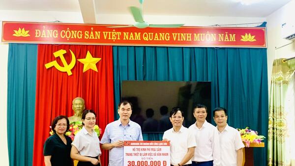 Agribank chi nhánh Hữu Lũng trao tặng hỗ trợ kinh phí mua sắm trang thiết bị làm việc cho xã Vân Nham