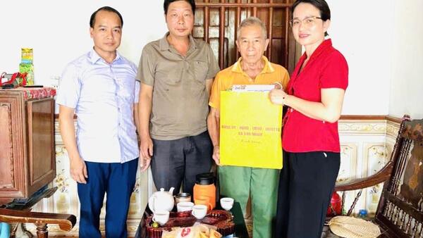 ĐỒNG CHÍ VY THÚY THÀNH, PHÓ BÍ THƯ ĐẢNG ỦY, CHỦ TỊCH UBND XÃ CÙNG ĐOÀN ĐẾN THĂM, TẶNG QUÀ CÁC GIA ĐÌNH CHÍNH SÁCH TẠI CÁC THÔN ĐỒNG KHU, QUYẾT TÂM XÃ VÂN NHAM