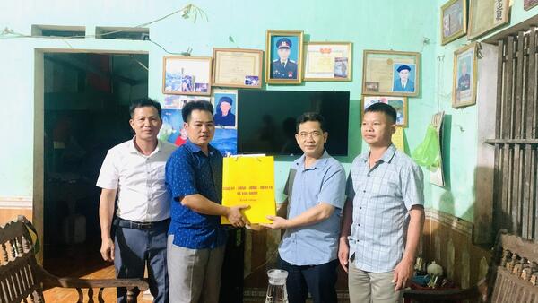 Xã  Vân Nham tổ chức thăm hỏi, tặng quà nhân dịp kỷ niệm 78 năm Ngày Thương binh - Liệt sĩ