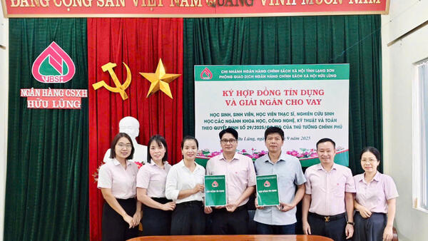PHÒNG GIAO DỊCH NGÂN HÀNG CHÍNH SÁCH XÃ HỘI (NHCSXH) HỮU LŨNG LÀ ĐƠN VỊ ĐẦU TIÊN TRÊN TOÀN TỈNH GIẢI NGÂN VỐN VAY CHO HỌC SINH, SINH VIÊN THEO QUYẾT ĐỊNH SỐ 29/2025/QĐ-TTG CỦA THỦ TƯỚNG CHÍNH PHỦ.