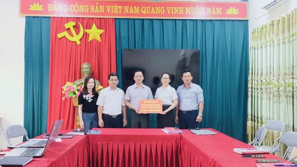 Chi bộ Uỷ ban nhân dân xã sinh hoạt chi bộ định kỳ tháng 10