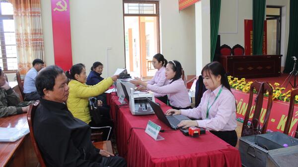 Phòng Giao dịch Ngân hàng Chính sách xã hội (NHCSXH) Hữu Lũng đẩy nhanh tiến độ giải ngân Cho vay chương trình tín dụng đối với người chấp hành xong án phạt tù vào tháng cuối năm 2025