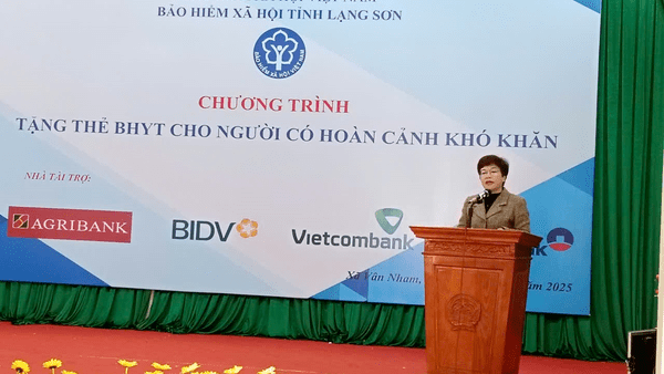 Xã Vân Nham phối hợp tổ chức Lễ tặng thẻ bảo hiểm y tế cho người có hoàn cảnh khó khăn, mang Tết ấm đến với người nghèo Xuân Bính Ngọ