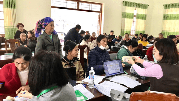 PHÒNG GIAO DỊCH NHCSXH HỮU LŨNG GIẢI NGÂN VỐN KỊP THỜI CHO KHÁCH HÀNG