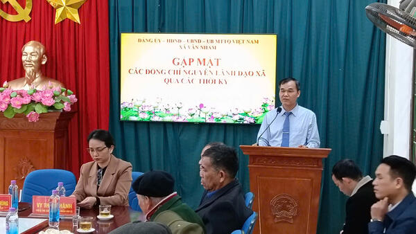 XÃ VÂN NHAM TỔ CHỨC GẶP MẶT CÁC ĐỒNG CHÍ NGUYÊN LÃNH ĐẠO XÃ QUA CÁC THỜI KỲ