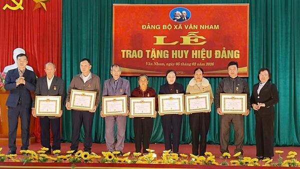 Đảng ủy xã Vân Nham tổ chức trao tặng Huy hiệu Đảng đợt 03/02/2026