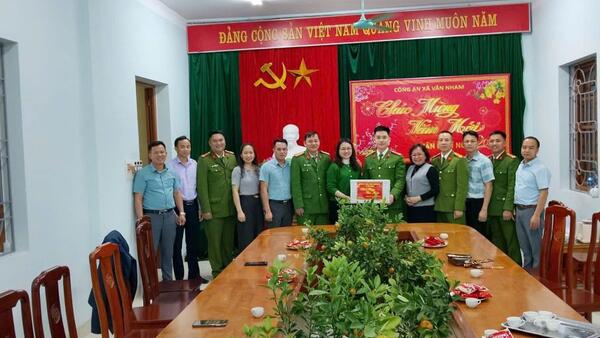 LÃNH ĐẠO XÃ THĂM, CHÚC TẾT CÔNG AN XÃ, BAN CHỈ HUY QUÂN SỰ XÃ VÀ TRẠM Y TẾ XÃ
