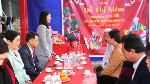 Đồng chí Trần Thanh Nhàn, Phó Chủ tịch UBND tỉnh đến thăm, tặng quà, chúc thọ cụ Đỗ Thị Niềm tròn 100 tuổi