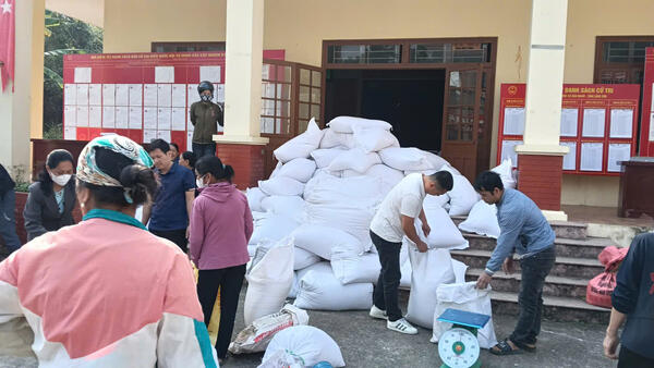UBND xã Vân Nham cấp phát gạo cứu đói giáp hạt năm 2026