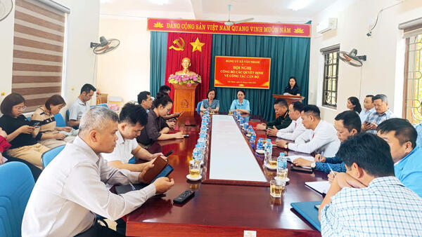 HỘI NGHỊ CÔNG BỐ CÁC QUYẾT ĐỊNH VỀ CÔNG TÁC CÁN BỘ