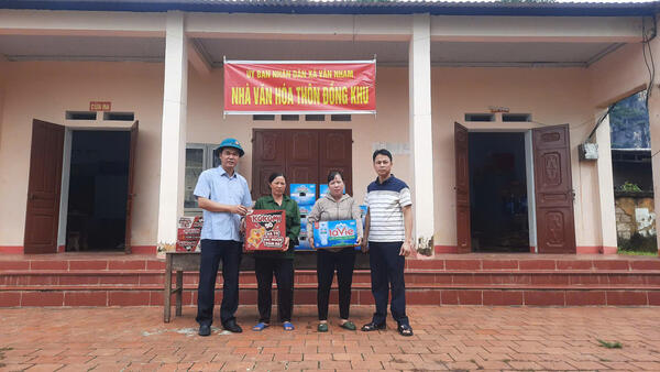 LÃNH ĐẠO XÃ VÂN NHAM ĐẾN THĂM HỎI, ĐÔNG VIÊN VÀ TRAO QUÀ CHO NGƯỜI DÂN BỊ ẢNH HƯỞNG DO CƠN BÃO SỐ 4