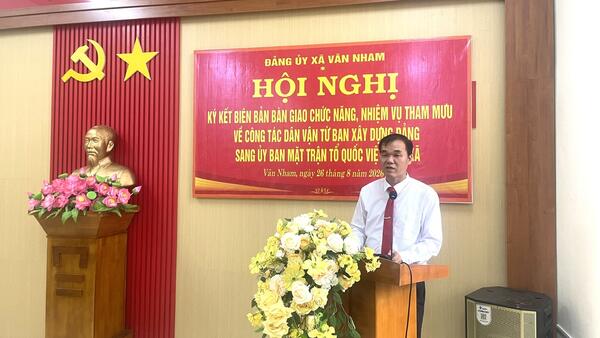 ĐẢNG ỦY XÃ VÂN NHAM TỔ CHỨC HỘI NGHỊ KÝ KẾT BIÊN BẢN BÀN GIAO CHỨC NĂNG, NHIỆM VỤ THAM MƯU VỀ CÔNG TÁC DÂN VẬN
