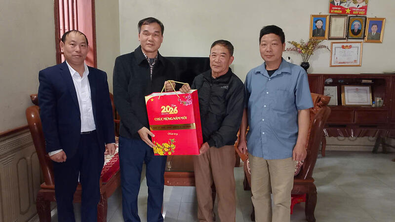 XÃ VÂN NHAM THĂM HỎI, TẶNG QUÀ, CHÚC TẾT NGƯỜI CÓ CÔNG TRÊN ĐỊA BÀN XÃ